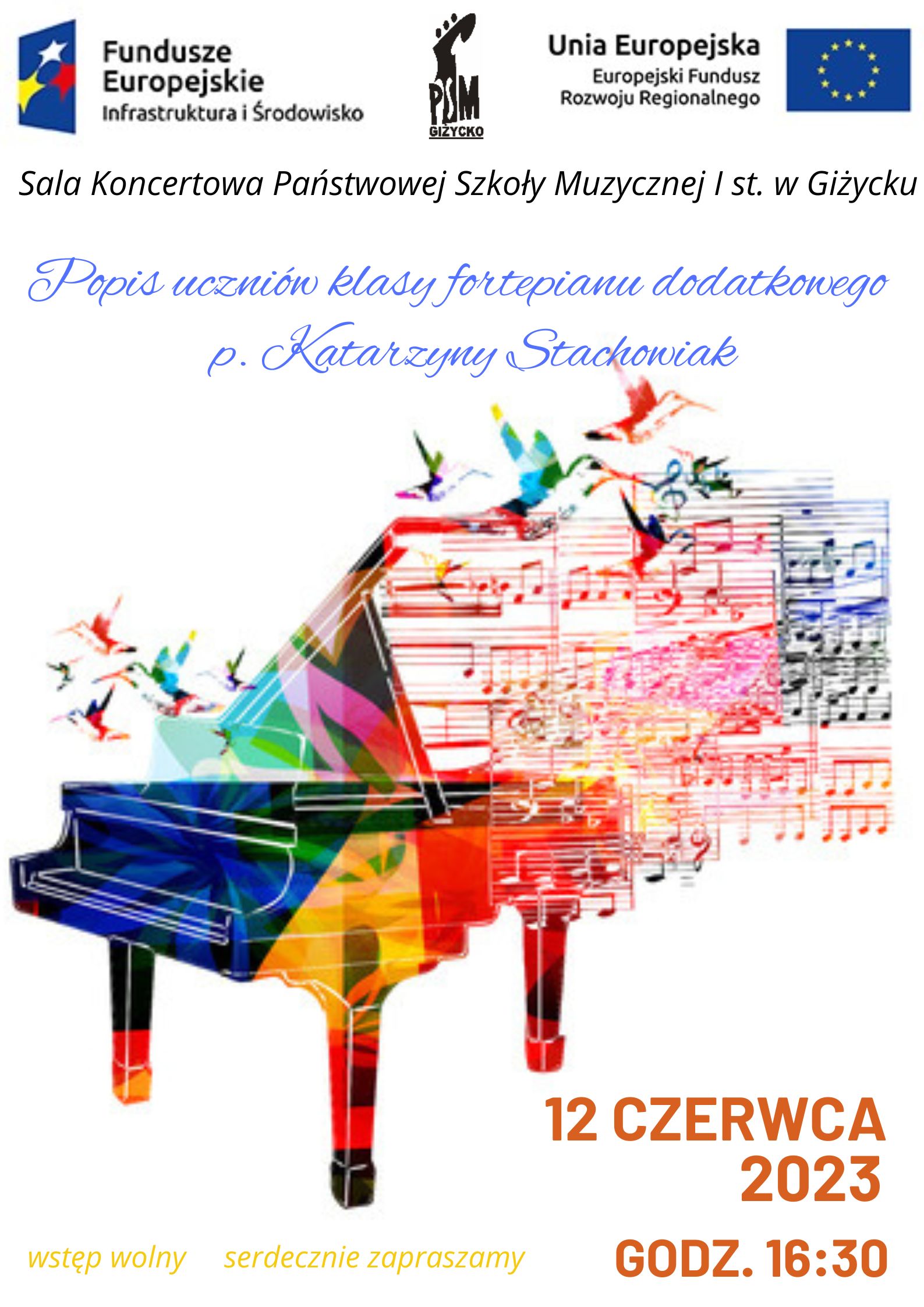 Plakat w pionie informujący o popisie uczniów klasy fortepianu dodatkowego p. Katarzyny Stachowiak, który odbędzie się 12 czerwca o godzinie 16:30. Głównym motywem plakatu jest kolorowa grafika otwartego fortepianu, z którego wychodzi kolorowa partytura i ptaki. U góry od lewej strony logo Funduszy Europejskich, logo szkoły i flaga Unii Europejskiej.
