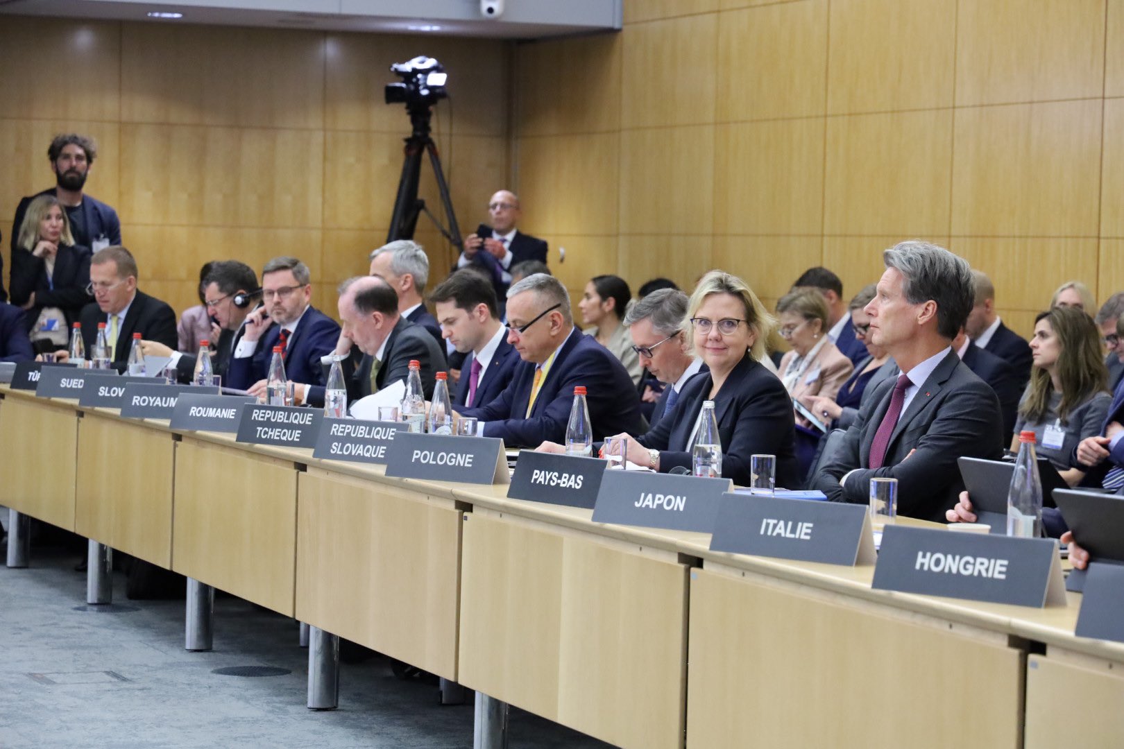 Minister Anna Moskwa oraz pozostali uczestnicy podczas konferencji OECD "Roadmap to new nuclear".