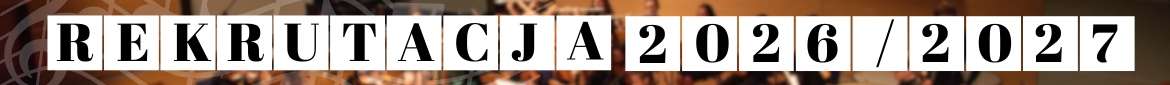 Wąski, poziomy pasek (tzw. leaderboard) o tematyce rekrutacyjnej. Tło: Bardzo mocno rozmyte ujęcie muzyków w sali koncertowej, stanowiące barwne tło dla tekstu. Dominują odcienie brązu i beżu. Przez tło przebiegają jasne, dynamiczne linie przypominające pięciolinię. Tekst: Główny element stanowi napis wykonany czarną, szeryfową czcionką. Każdy znak (litera, cyfra lub ukośnik) znajduje się w osobnym białym kwadracie z cienką ramką. Napis brzmi: REKRUTACJA 2026 / 2027. Kwadraty ściśle do siebie przylegają, tworząc jeden zwarty ciąg.