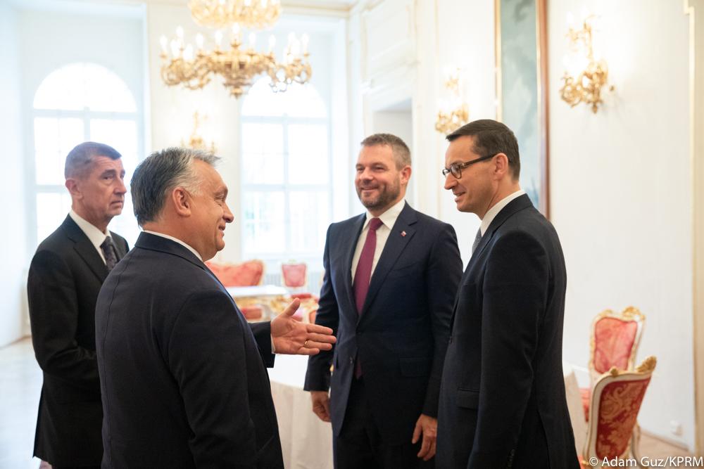 Od lewej: Andrej Babis, Viktor Orban, premier Mateusz Morawiecki i Peter Pellegrini stoją i rozmawiają.