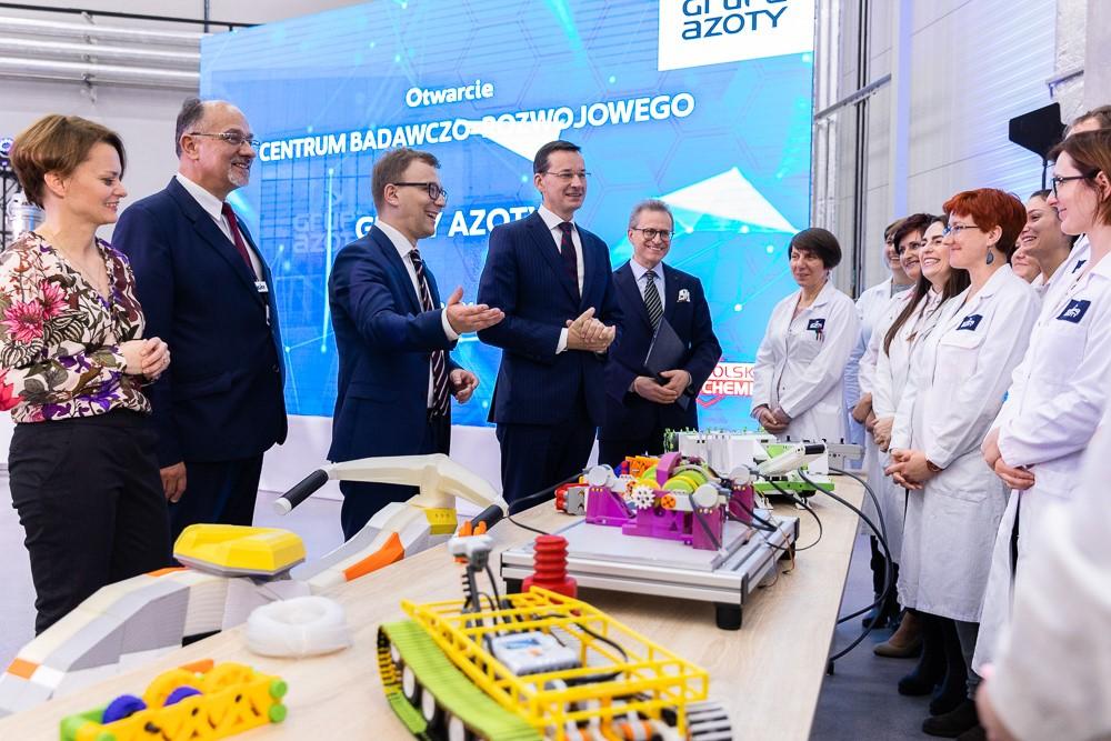 Premier Mateusz Morawiecki rozmawia z pracownikami Centrum Badawczo-Rozwojowego Grupy Azoty w Tarnowie.