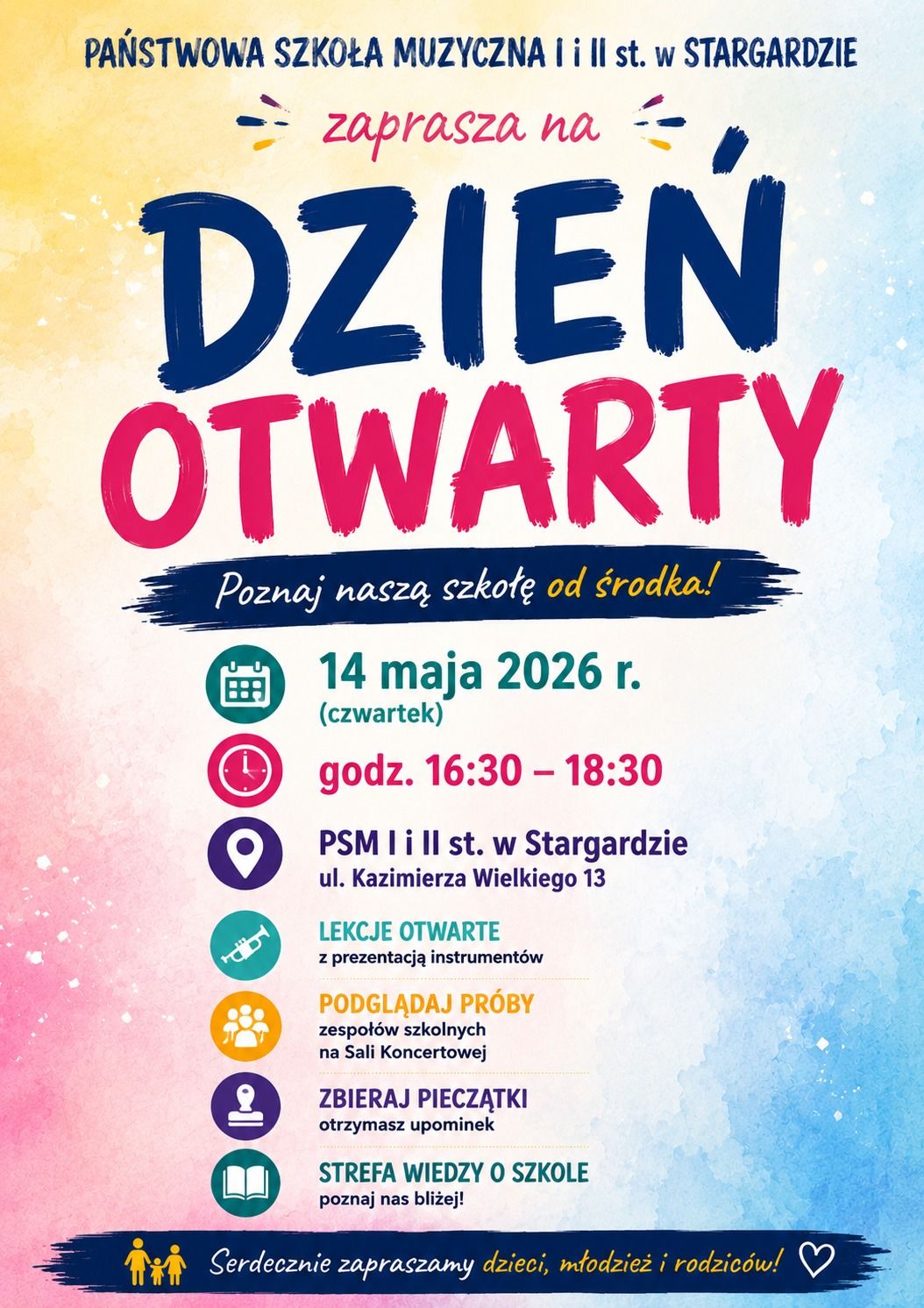 Plakat promujący Dzień Otwarty szkoły, który odbędzie się 14 maja 2026 roku w godzinach 16:30–18:30. Utrzymany jest w pastelowej żółto-różowo-niebieskiej kolorystyce z delikatnym gradientem przypominającym chmurki. W górnej części znajduje się wyrazisty tytuł wykonany w odcieniach granatu i malinowego różu. Poniżej, w przejrzystej formie punktów, zaprezentowano atrakcje i wydarzenia przygotowane dla odwiedzających.