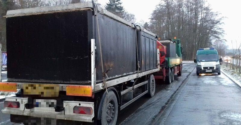 Ciężarówka z betonowymi szambami nie miała ważnych badań technicznych i ważyła prawie o 12 ton za dużo. 