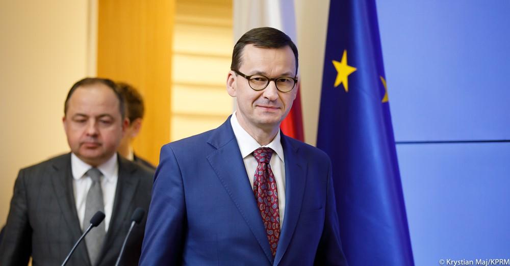 Premier Mateusz Morawiecki i wiceminister Konrad Szymański wchodzcy na konferencję prasową w stałym przedstawicielstwie.