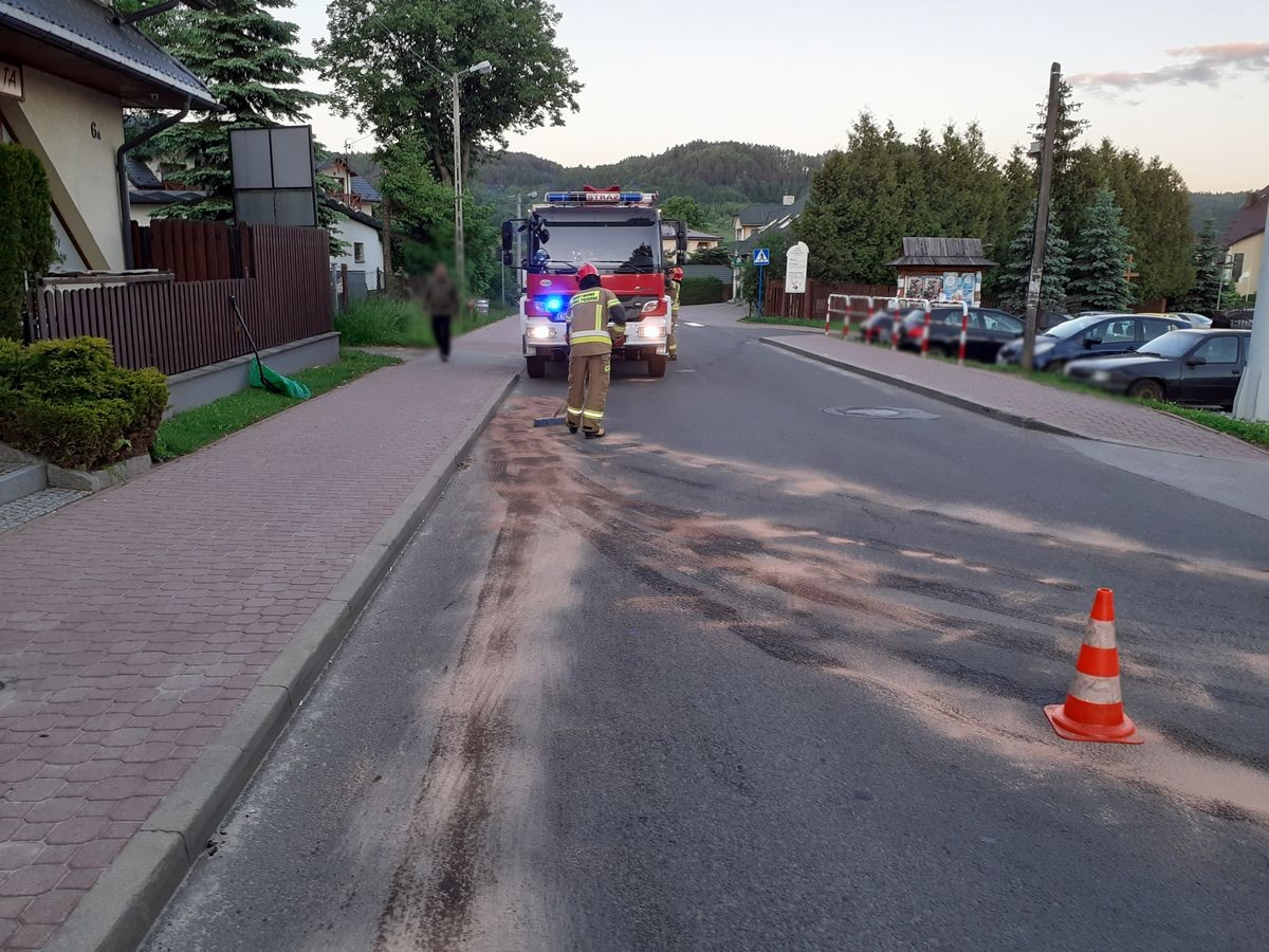 Działania ratownicze na drodze.