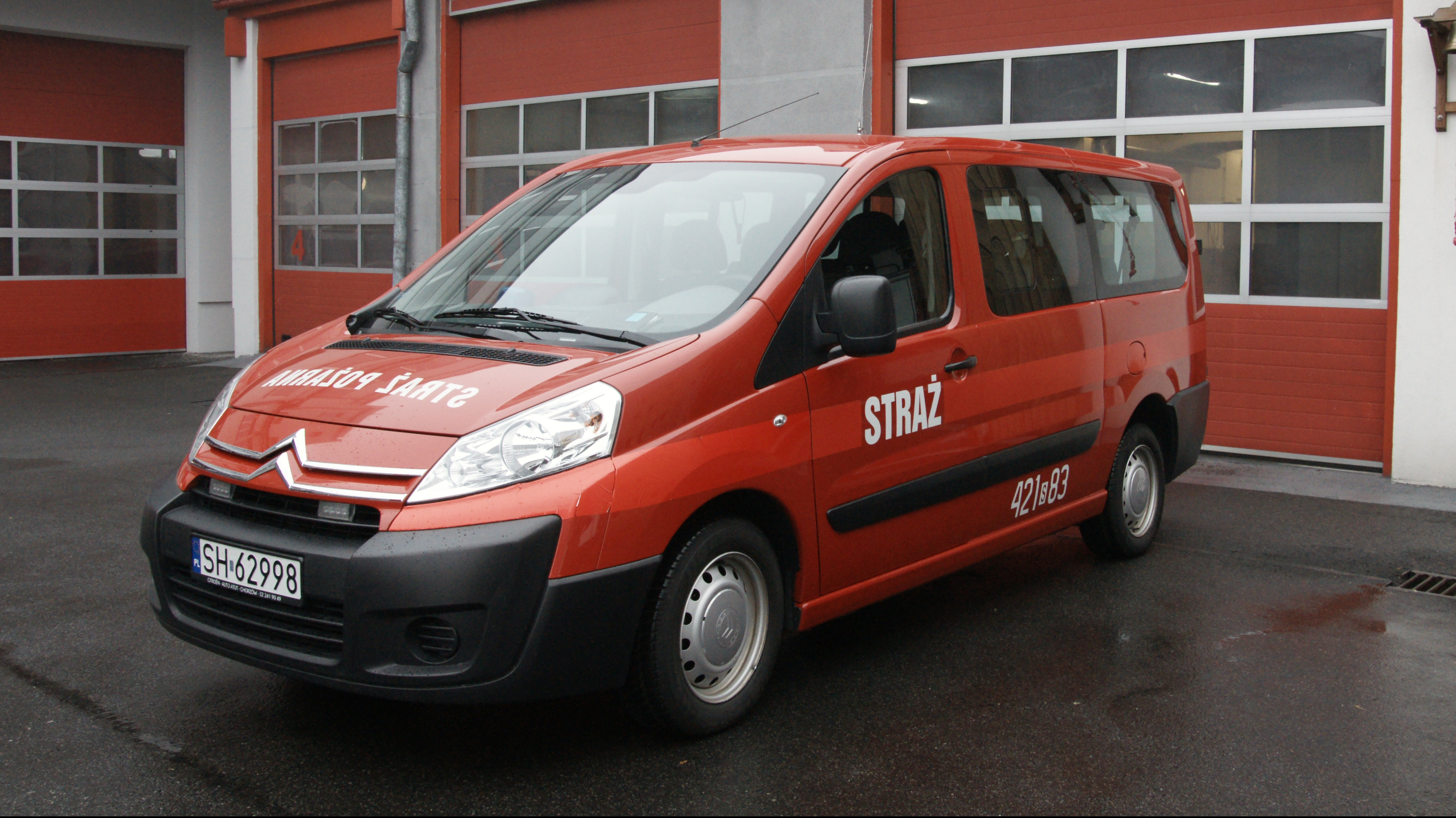 Na fotografii widoczny jest MIKROBUS SLBus CITROEN JUMPY