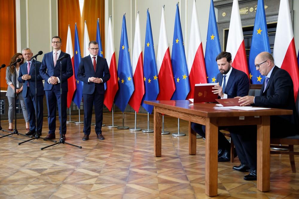 Premier Mateusz Morawiecki, minister Marek Zagórski, wiceminister Wanda Buk i wiceminister Paweł Szefernaker podczas uroczystości.