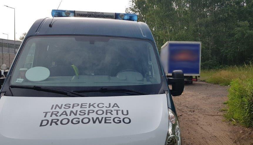 Radziowóz ITD i stojący z tyłu za ciężki samochód dostawczy.