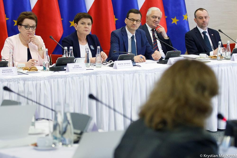 Minister Anna Zalewska, wicepremier Beata Szydło, premier Mateusz Morawiecki, wicepremier Jarosław Gowin podczas spotkania okrągłego stołu edukacyjnego.