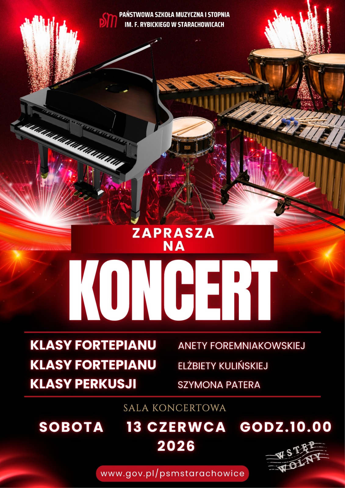 Graficzny plakat zapraszający na koncert. Tło w odcieniach czerwieni i czerni, z efektami świetlnymi i fajerwerkami. W centralnej części zdjęcia instrumentów: czarny fortepian z otwartą klapą po lewej, a po prawej marimba, ksylofon, werbel na statywie i dwa kotły. U góry tekst: Państwowa Szkoła Muzyczna I Stopnia im. F. Rybickiego w Starachowicach. Na środku duży napis: ZAPRASZA NA KONCERT. Poniżej lista wykonawców: Klasy fortepianu Anety Foremniakowskiej, Klasy fortepianu Elżbiety Kulińskiej, Klasy perkusji Szymona Patera. Dane o wydarzeniu: Sala Koncertowa, Sobota 13 czerwca 2026, godz. 10.00. W prawym dolnym rogu napis: Wstęp wolny. Na dole adres strony: http://www.gov.pl/psmstarachowice.