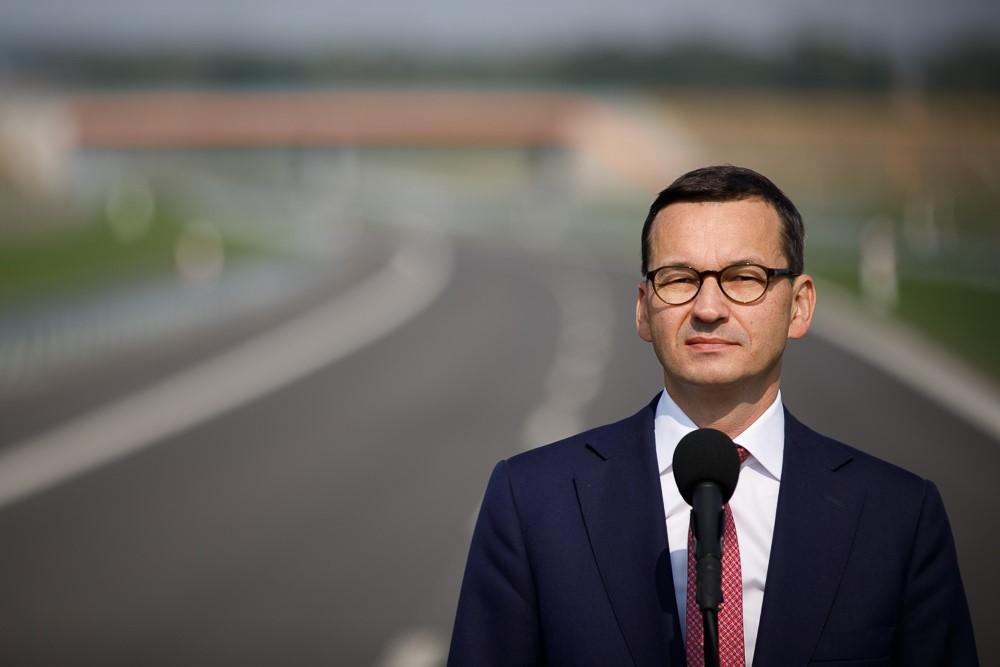 Premier Mateusz Morawiecki na tle drogi S3.