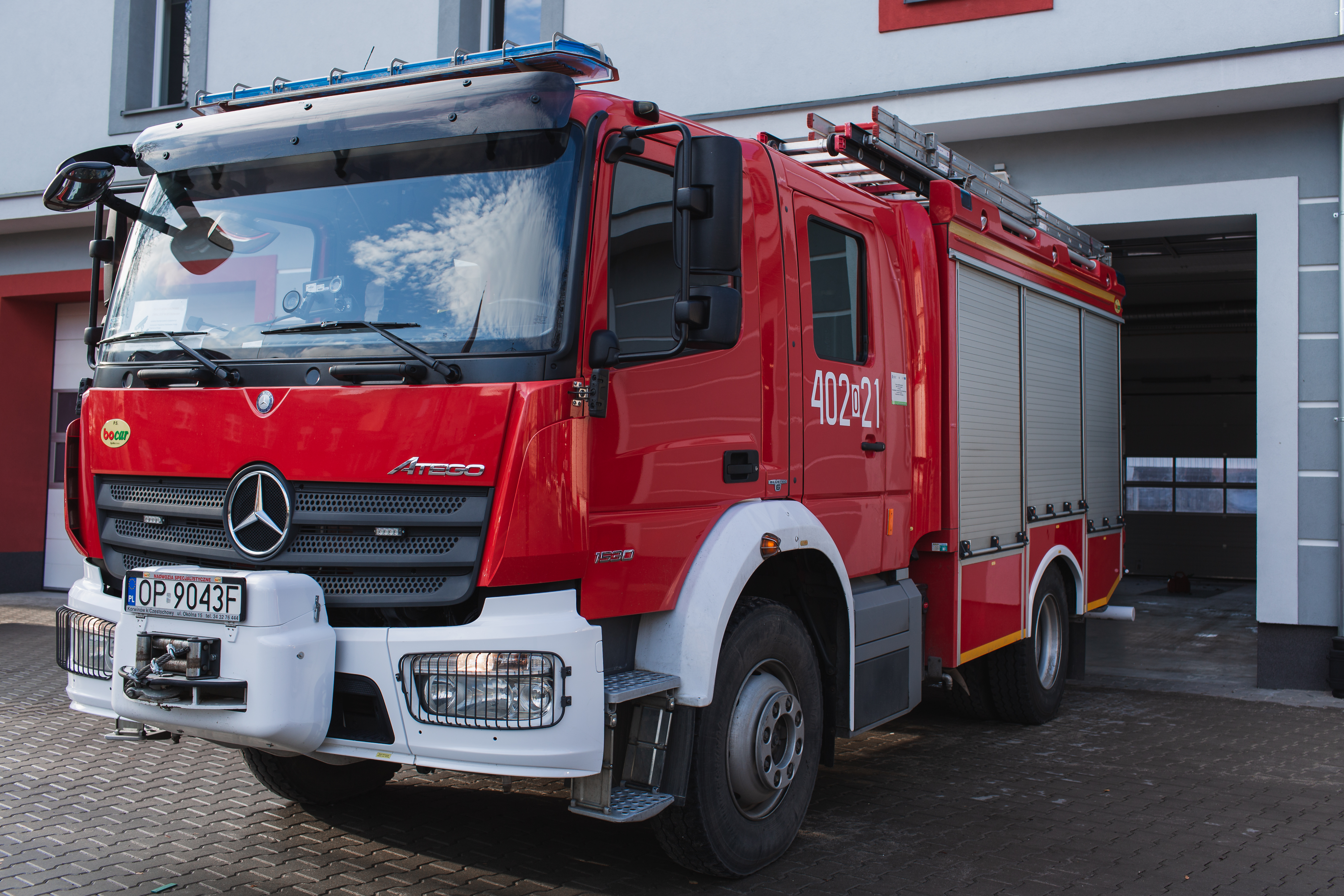 Zdjęcie przedstawia GBA -Rt 2,5/16 Mercedes-Benz - średni samochód ratowniczo-gaśniczy, zbiornik 2500 l wody, zbiornik 250 l środka pianotwórczego.