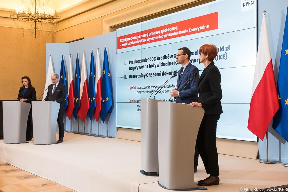 Premier Mateusz Morawiecki wraz z minister Elżbietą Rafalską podczas konfernecji prasowej.