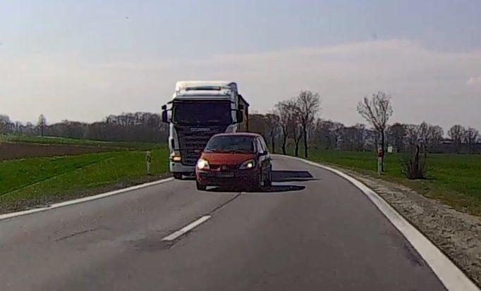 Niebezpieczny manewr wyprzedzania ciężarówki na łuku drogi. 