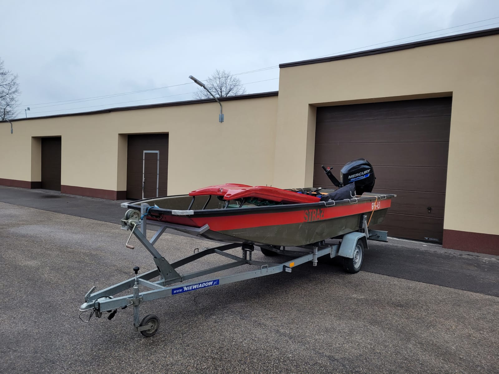 Łódź płaskodenna z silnikiem zaburtowym 40 KM