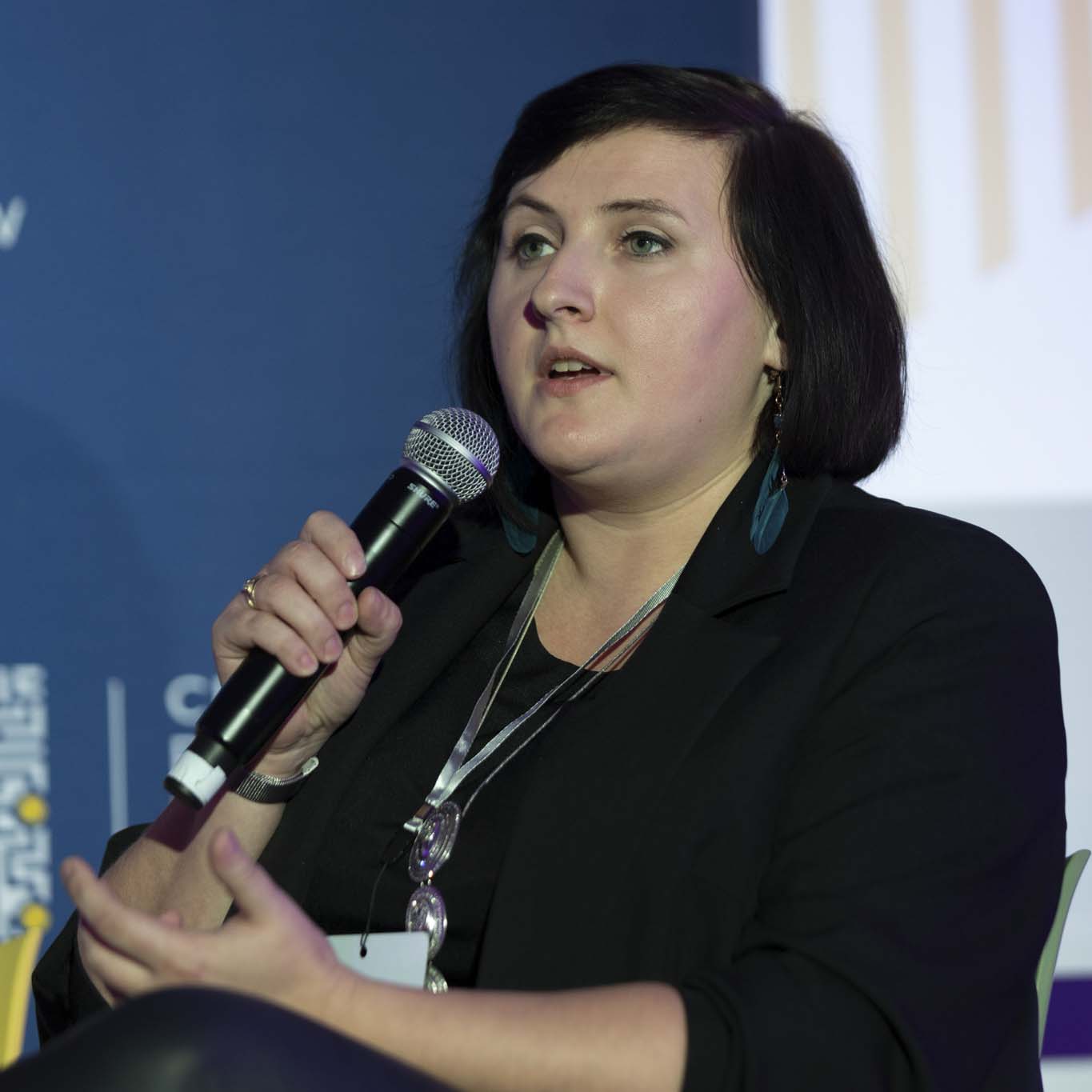 Pani Katarzyna Jaszczak-Bukowska trzyma mikrofon i mówi do niego.