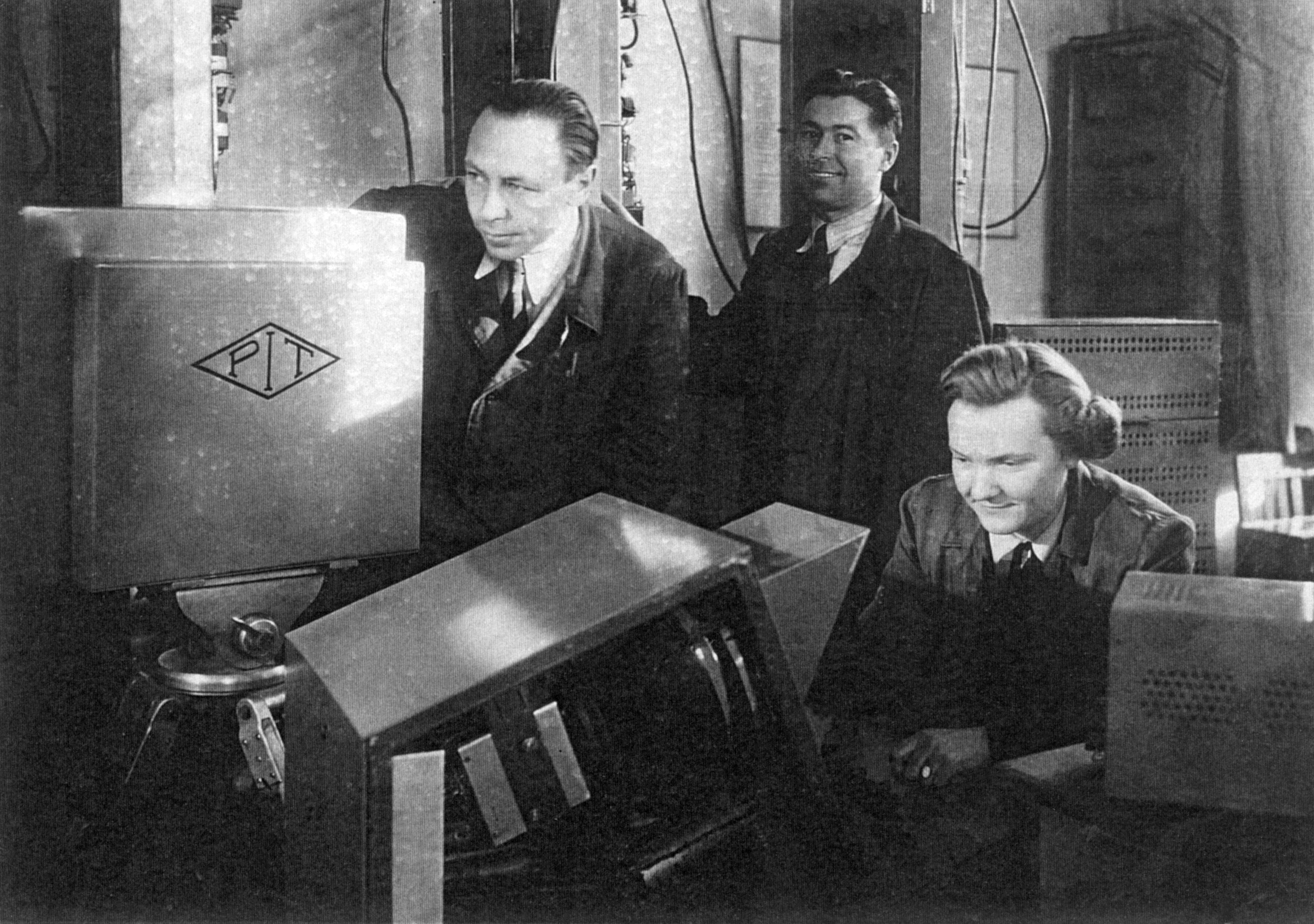 Wanda Trzebunia obsługuje mikser wizyjny (1952 r.)