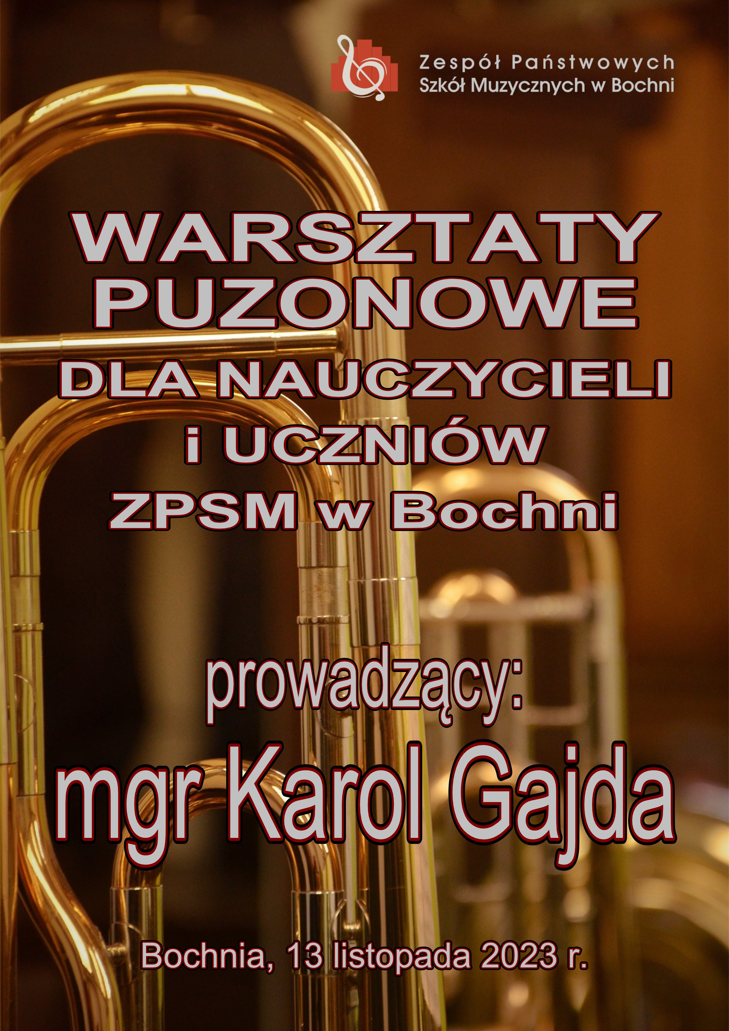 Grafika na brązowym tle z widocznym elementem dwóch puzonów, zawiera w prawym górnym rogu logo szkoły oraz w części centralnej białymi drukowanymi literami treść: "Warsztaty puzonowe dla nauczycieli i uczniów ZPSM w Bochni, prowadzący mgr Karol Gajda". Na dole znajduje się napis: "Bochnia, 13 listopada 2023 r."