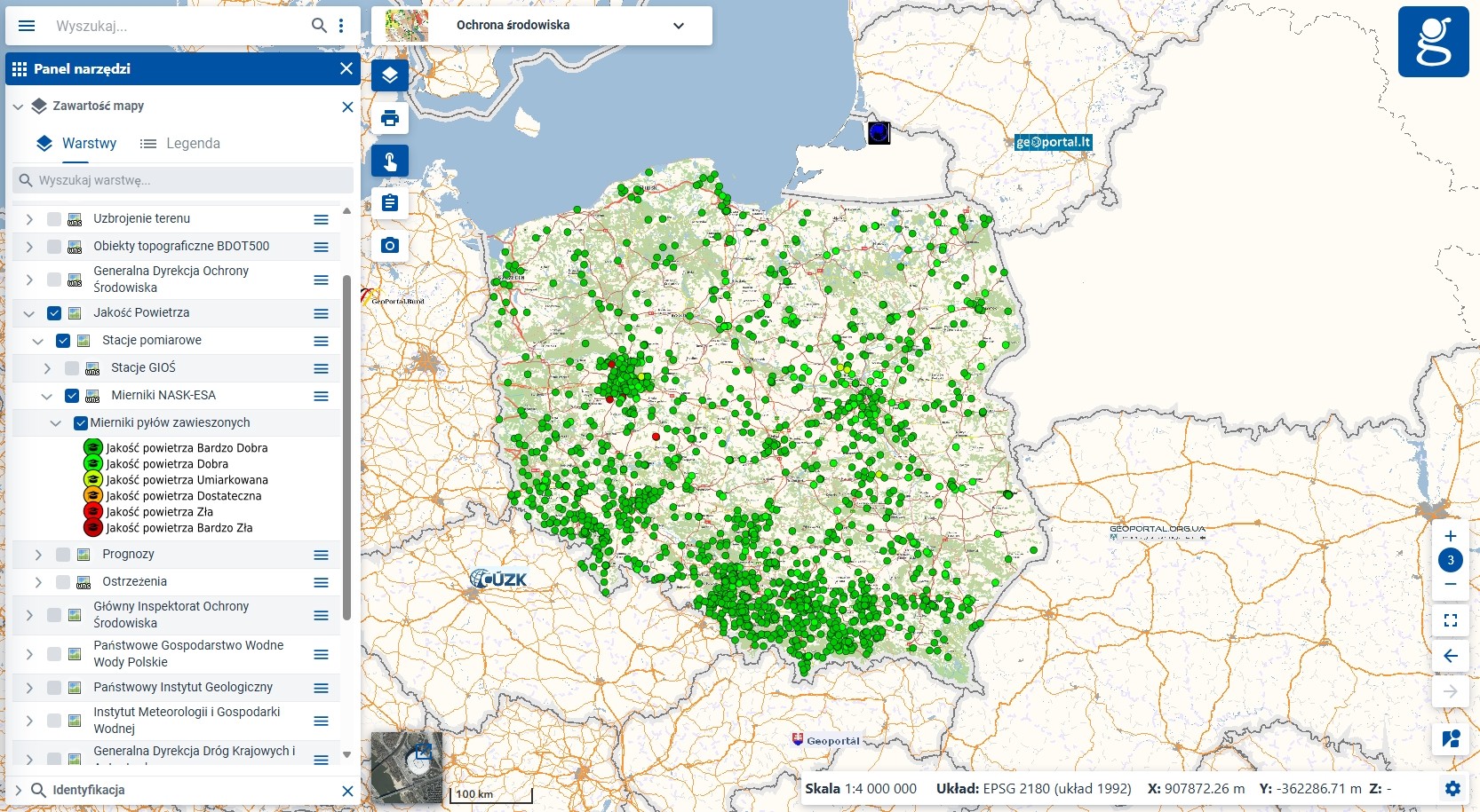 zrzut ekranu z serwisu www.geoportal.gov.pl prezentujący warstwę jakość powietrza - mierniki pyłów zawieszonych PM10 i PM2.5, danych NASK-PIB pozyskiwanych w ramach projektu ESA (Edukacyjna Sieć Antysmogowa)