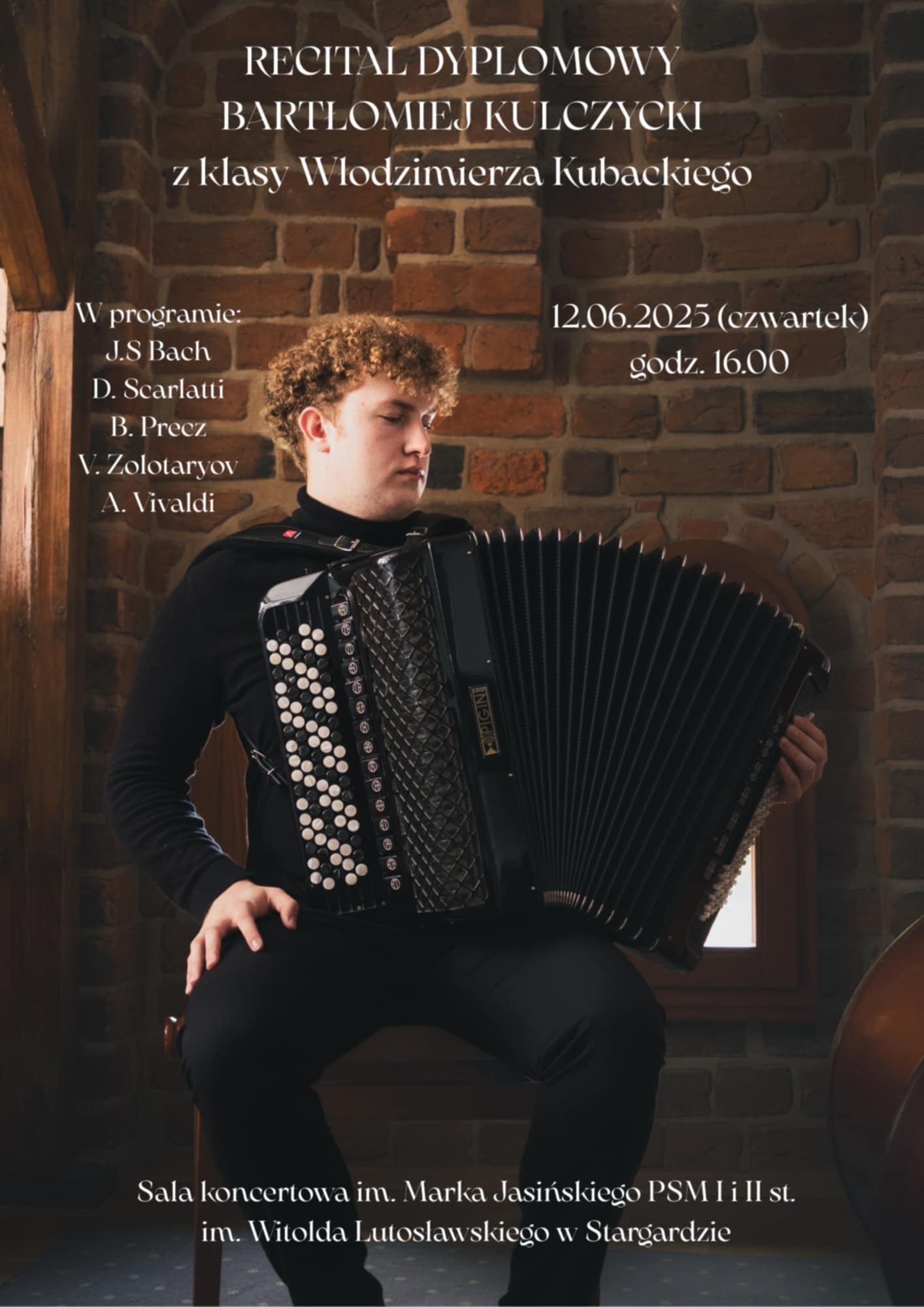 Plakat informujący o recitalu dyplomowym Bartłomieja Kulczyckiego w dniu 12 czerwca 2025 o godzinie 16.00. Tłem plakatu jest ceglana ściana z odblaskami światła pochodzącymi z okna, które znajduje się po lewej stronie. Uczeń siedzi na krześle trzymając akordeon guzikowy Pigini. Ubrany jest w czarny golf, patrzy w lewą stronę.