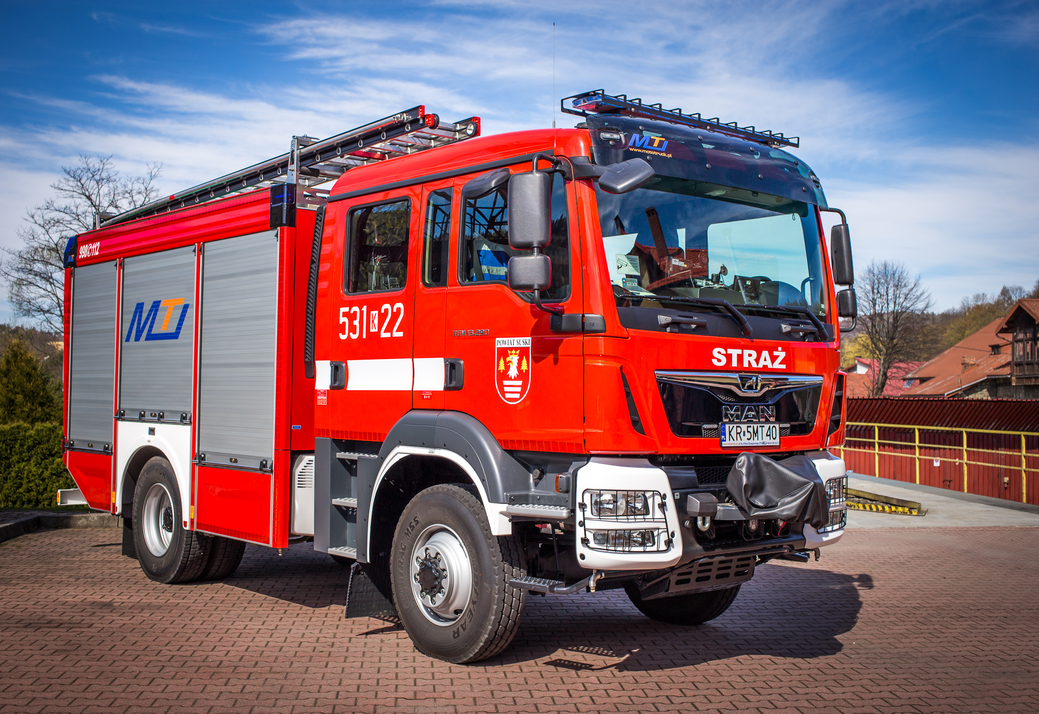 Zdjęcie przedstawia średni samochód ratowniczo gaśniczy na podwoziu MAN