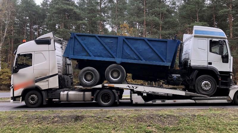 Ciężarówka przewożąca wywrotkę.