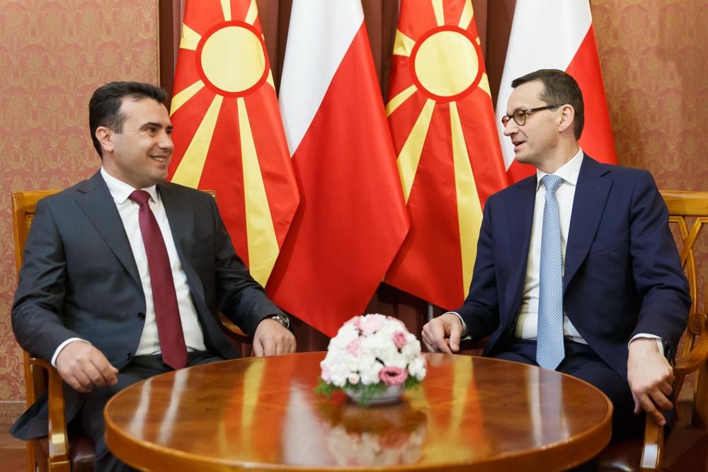 Premier Zoran Zaev i premier Mateusz Morawiecki w sali zegarowej.