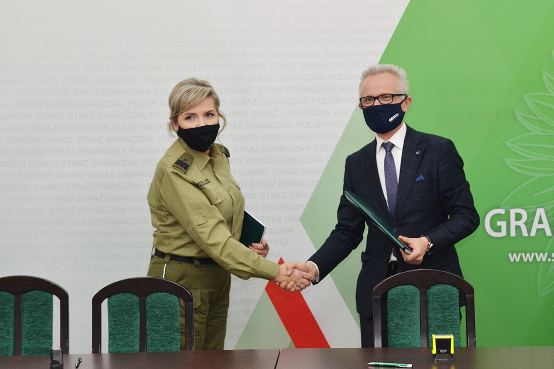Zastępca komendanta głównego Straży Granicznej po podpisaniu umowy z jednym z wykonawców zapory, która ma powstać na granicy z Białorusią.