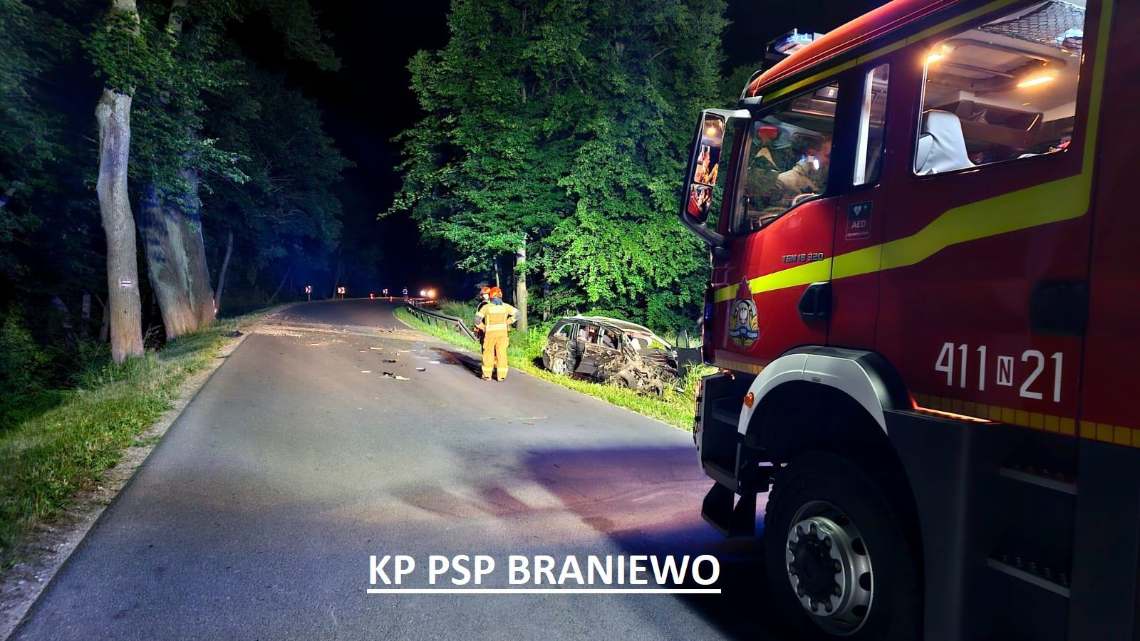 Opel roztrzaskał się o drzewo – gm. Braniewo 