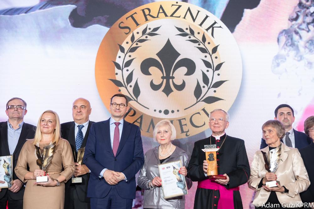 Nagrodzeni na scenie, a w tle logo "Strażnik pamięci".