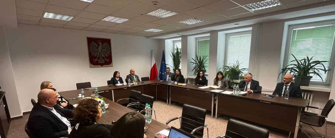 Zdjęcie przedstawia spotkanie Głównego Geodety Kraju Alicji Kulki z przedstawicielami powiatów województwa dolnośląskiego