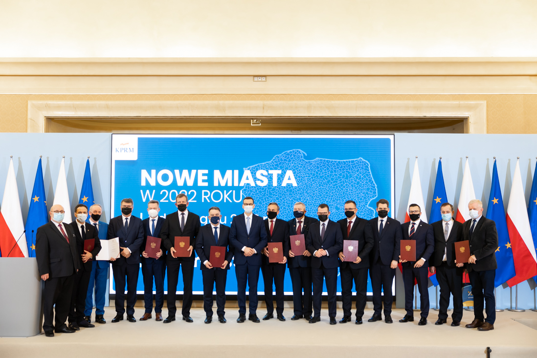 Na zdjęciu widać przedstawicieli gmin które otrzymały akty nadania statusu miasta wraz z premierem Mateuszem Morawieckim, wiceministrami Maciejem Wąsikiem i Pawłem Szefernakerem. 