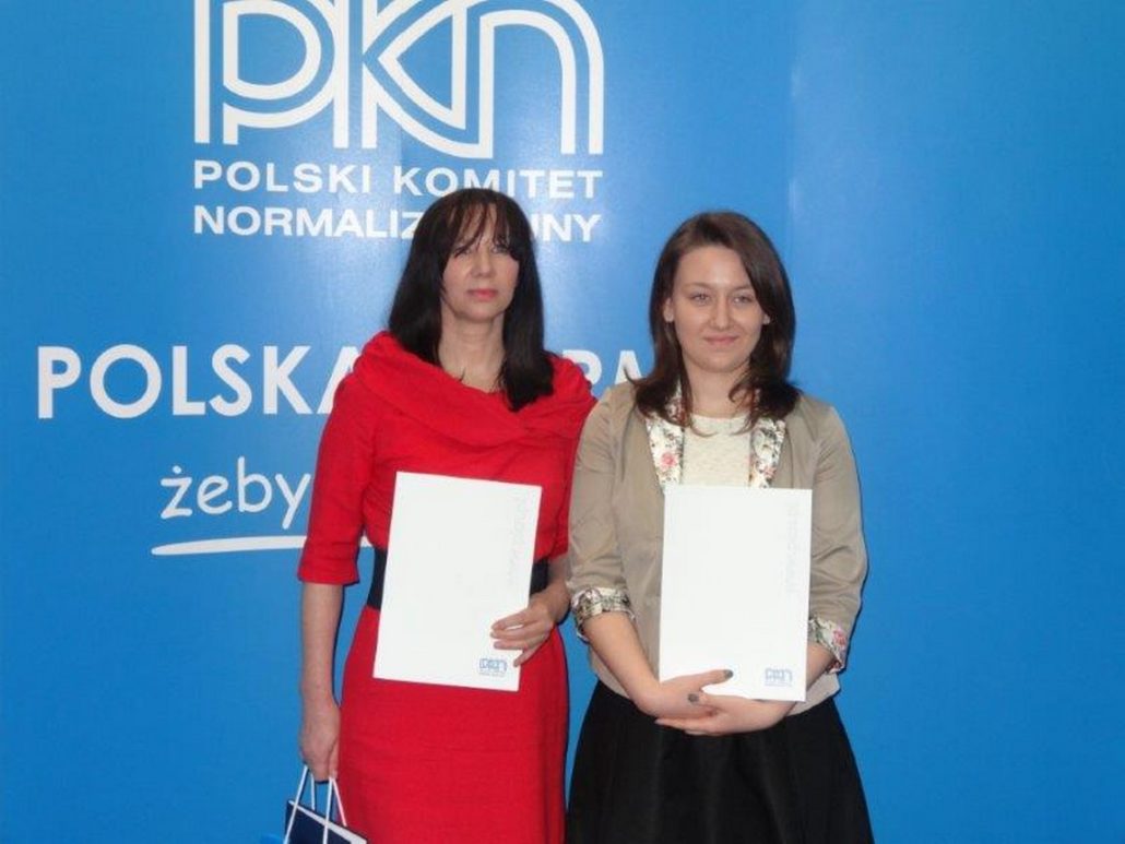 SARA EWKOWSKA, LAUREATKA I MIEJSCA W KONKURSIE „NORMALIZACJA I JA” ODEBRAŁA NAGRODĘ