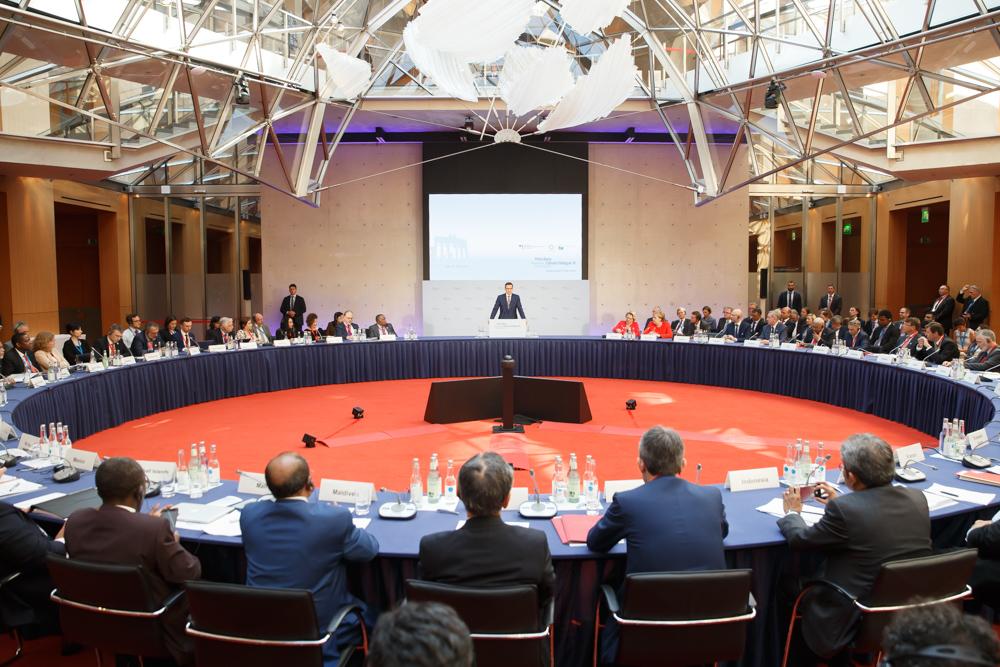 Premier Mateusz Morawiecki przemawia przy okrągłym stole podczas sesji IX Petersberskiego Dialogu Klimatycznego w Berlinie. 