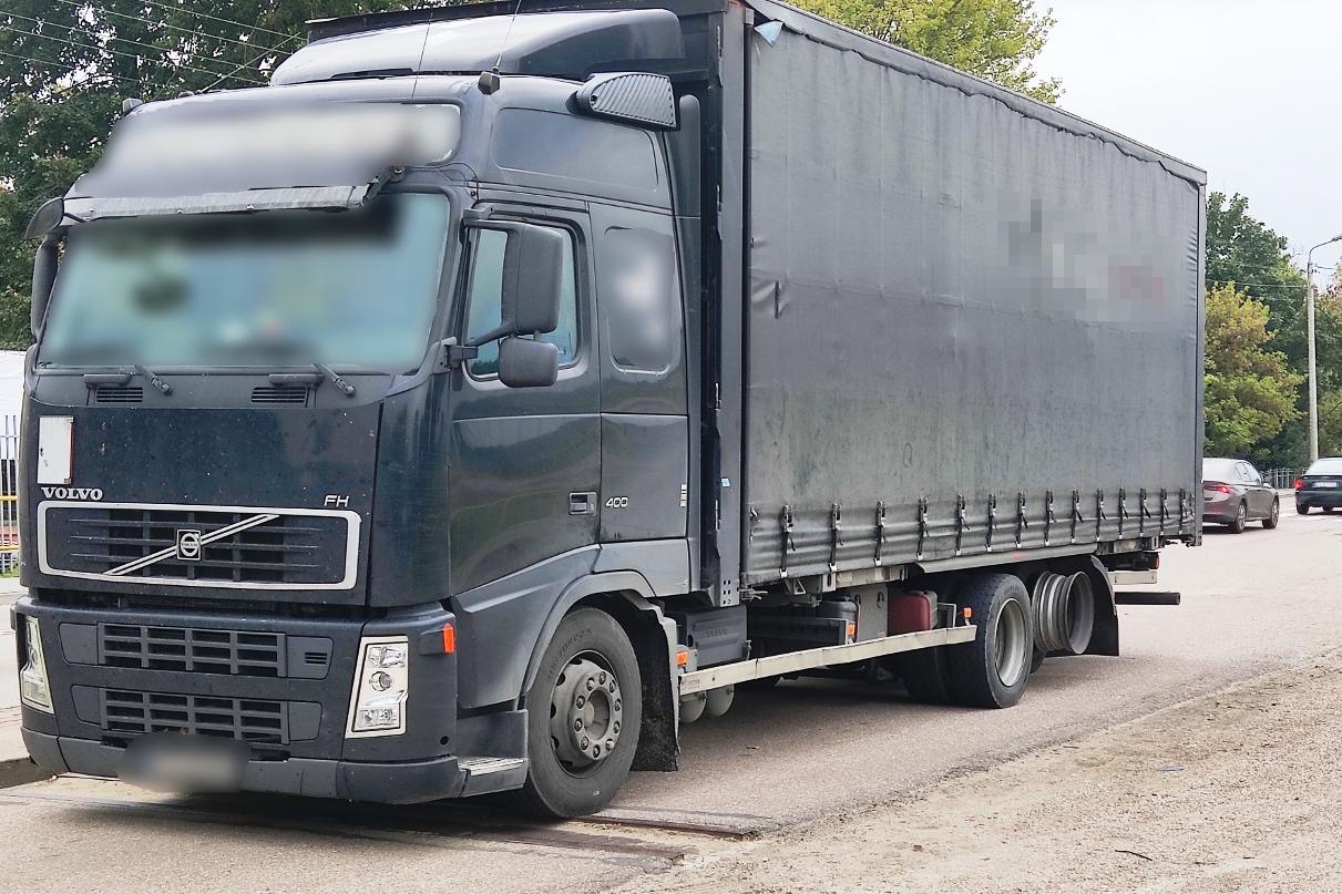 Czarna ciężarówka (solówka) z felgą bez opony na tylnej osi