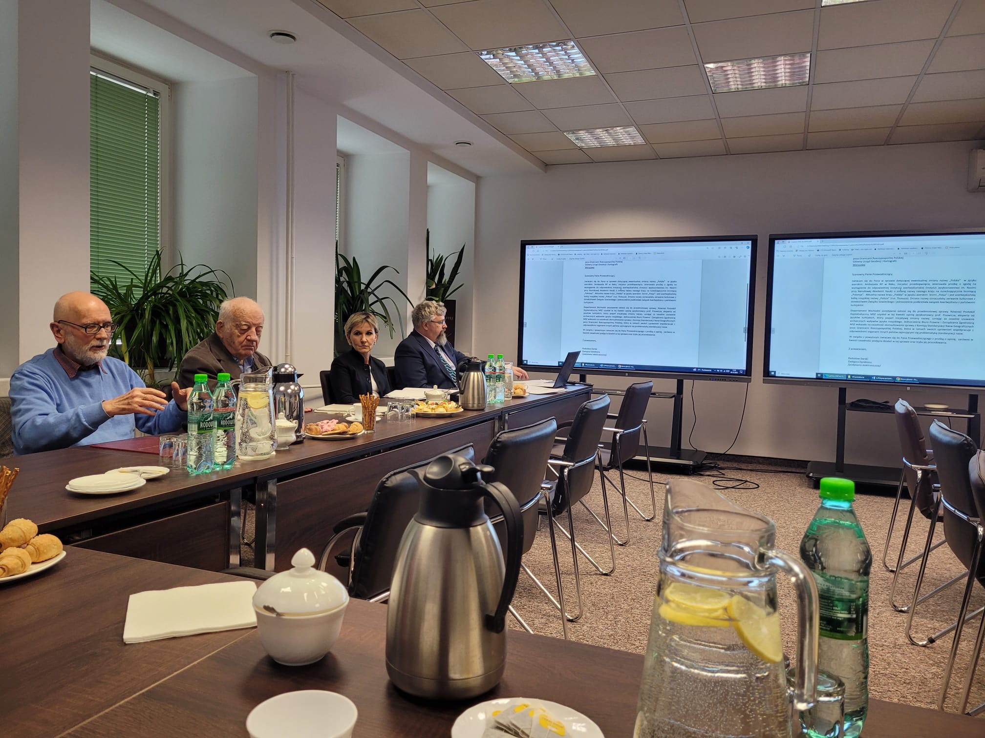 Zdjęcie przedstawia uczestników KSNG podczas posiedzenia