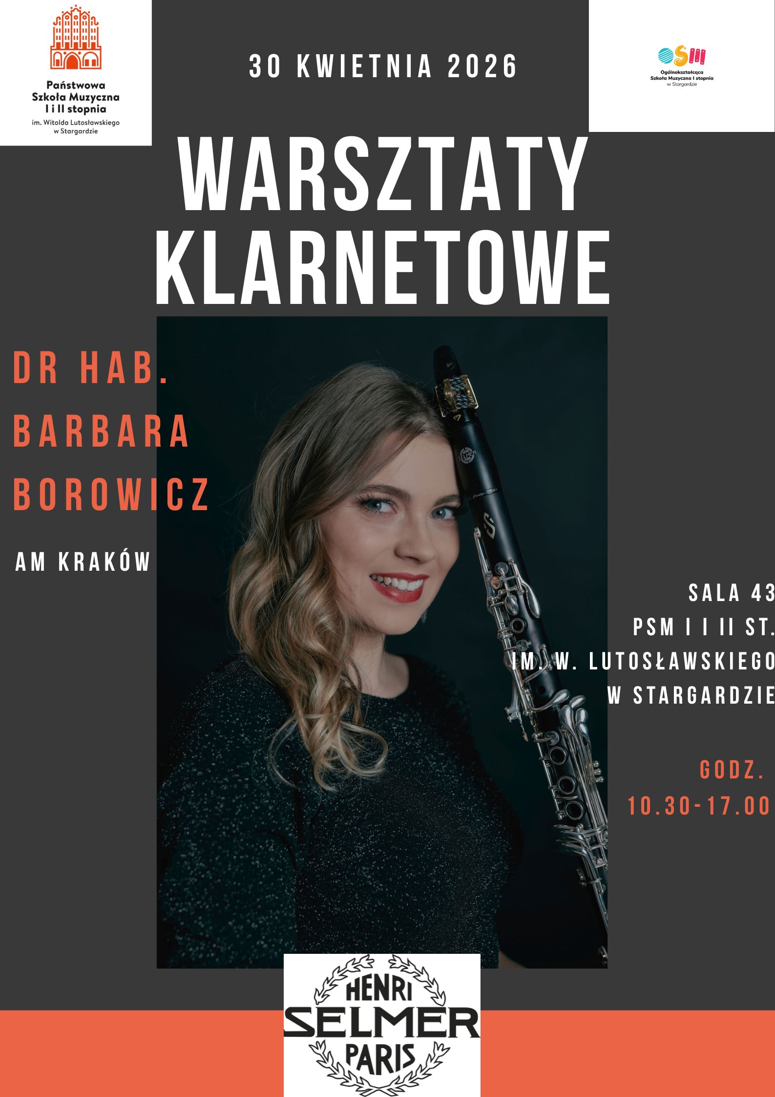 Plakat promujący warsztaty klarnetowe z dr hab. Barbarą Borowicz (AM Kraków), które odbędą się 30.04.2026, utrzymany jest w eleganckiej, grafitowej kolorystyce. W jego centralnej części znajduje się fotografia artystki – uchwyconej w lekkim półprofilu, z klarnetem opartym o czoło. Dr hab. Barbara Borowicz promiennie się uśmiecha, a jej długie, lekko falowane włosy swobodnie opadają na ramiona. Ubrana jest w czarny, subtelnie połyskujący sweter. W dolnej części plakatu znajduje się logo firmy Henri Selmer Paris. Całość dopełniają rozmieszczone wokół treści informacyjne w kolorach białym i ceglastym.