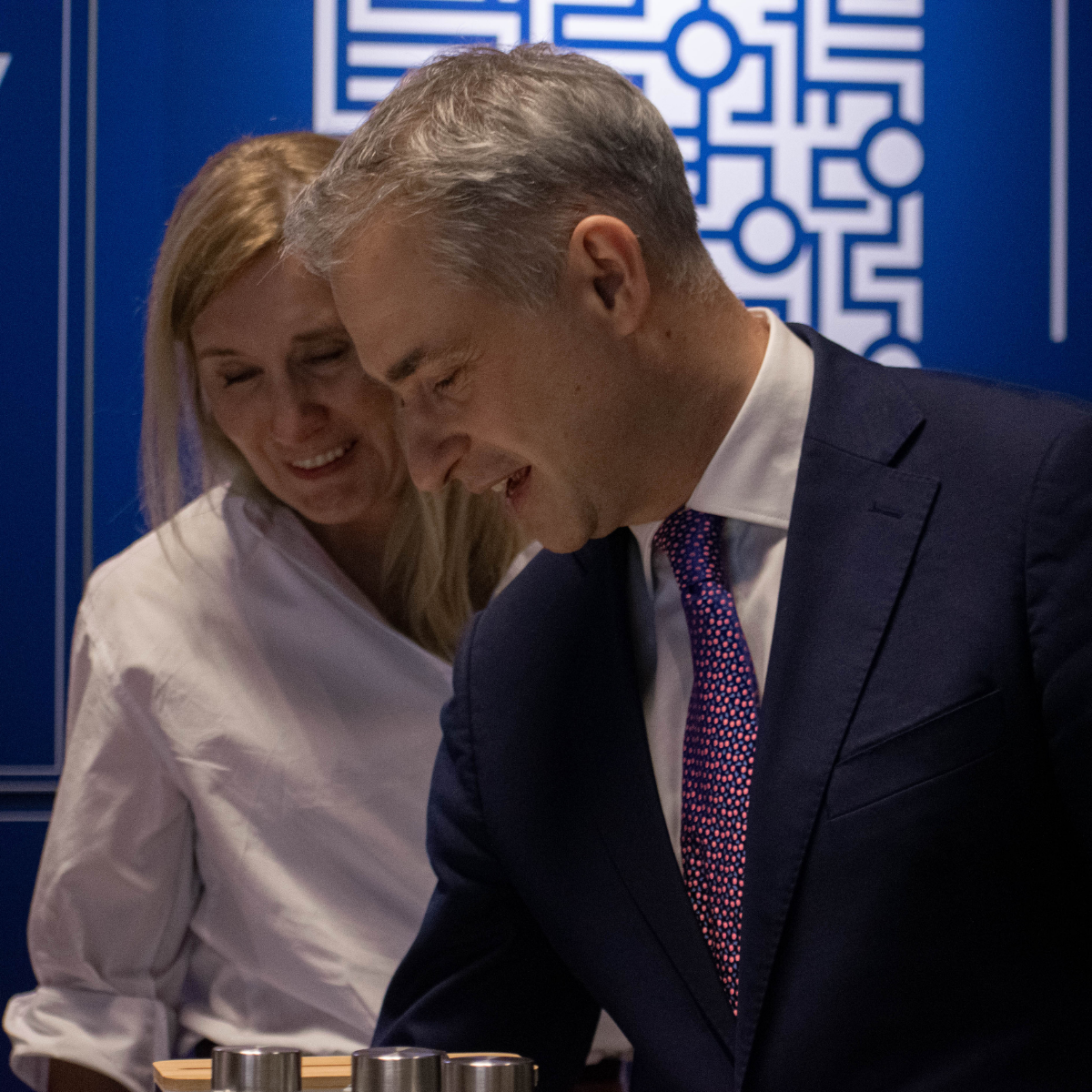 Agnieszka Krauzowicz Kierująca CPPC i Krzysztof Gawkowski Minister Cyfryzacji przy stoisku CPPC podczas wydarzenia.