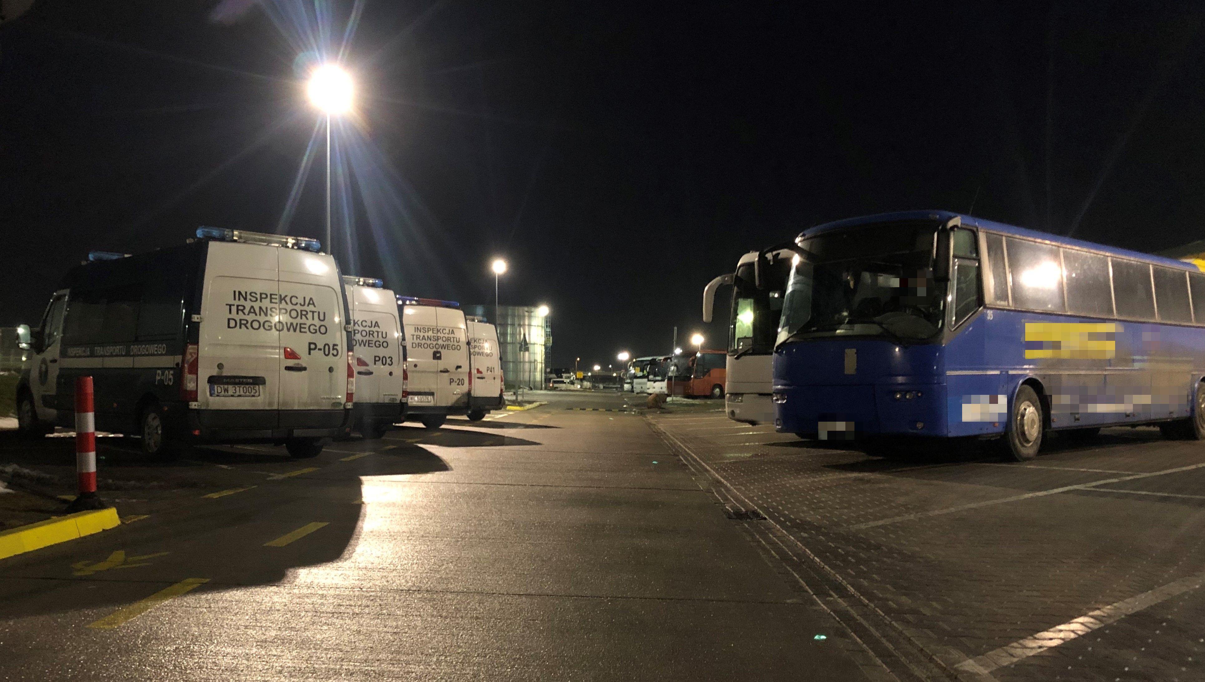 Radiowozy ITD i kontrolowane autobusy pracownicze.