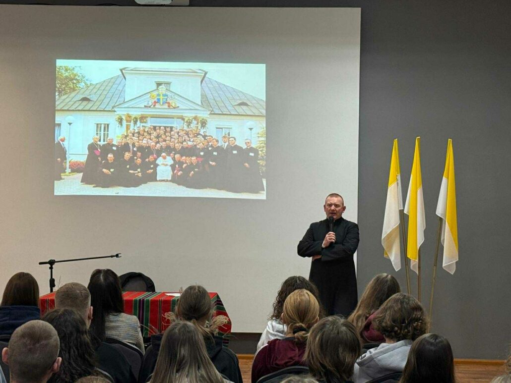 Dzień Papieski w ZSCKR w Zduńskiej Dąbrowie