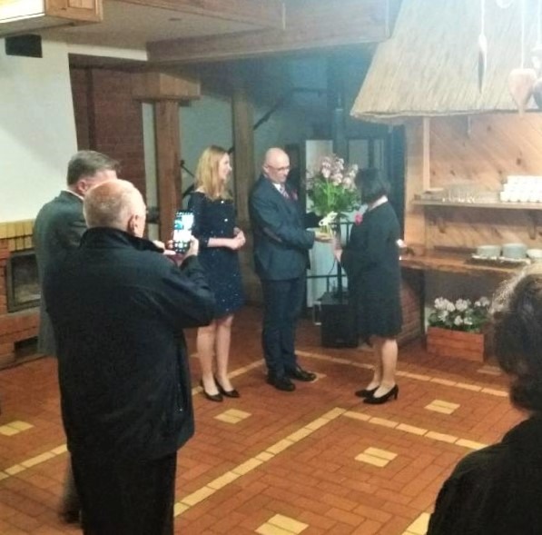 Zdjęcie przedstawia powitanie Alicji Kulki, p.o. GGK przez Geodetów Województw