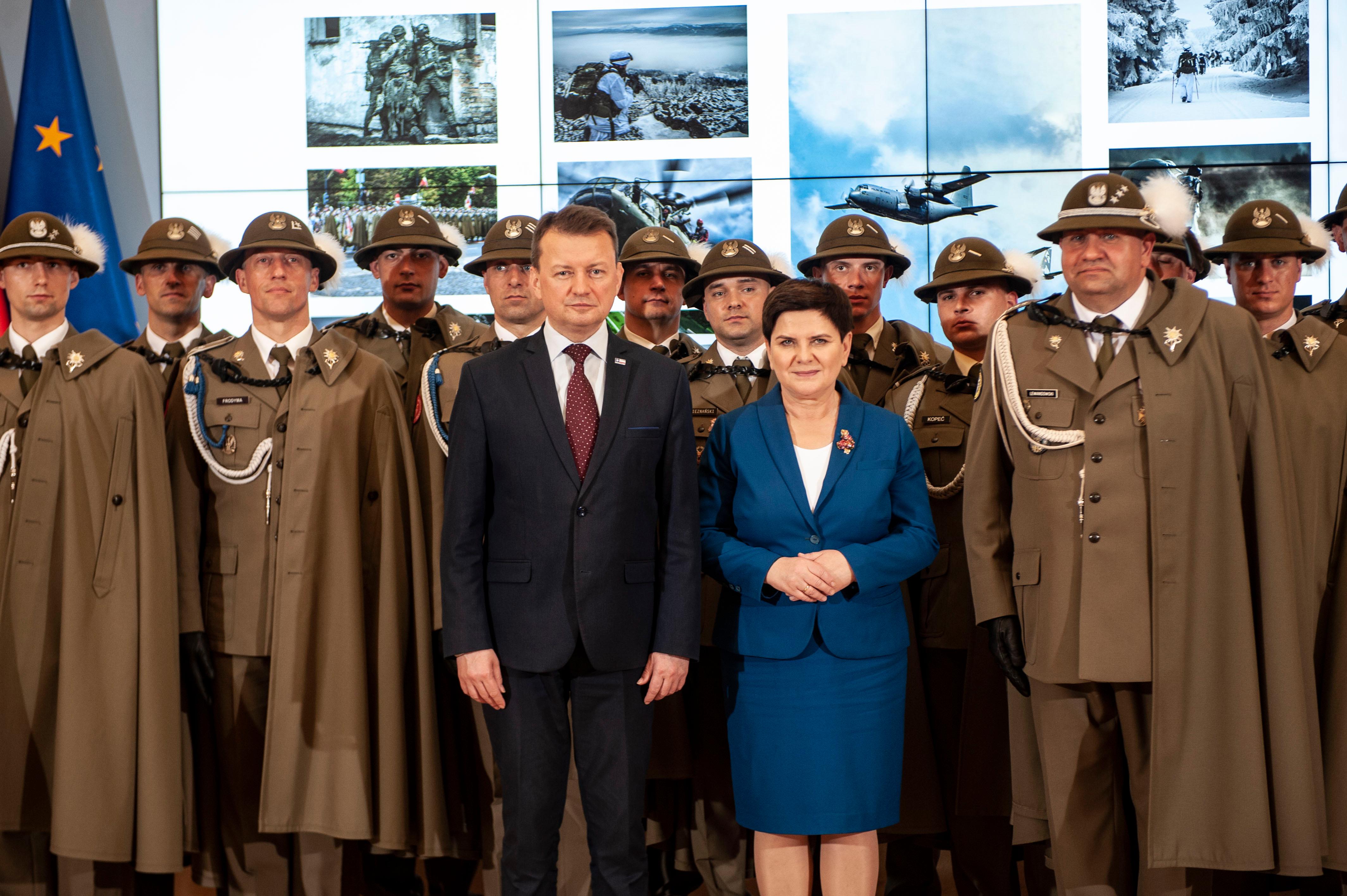 Wicepremier Beata Szydło i minister Mariusz Błaszczak podczas wspólnego zdjęcia z żołnierzami.
