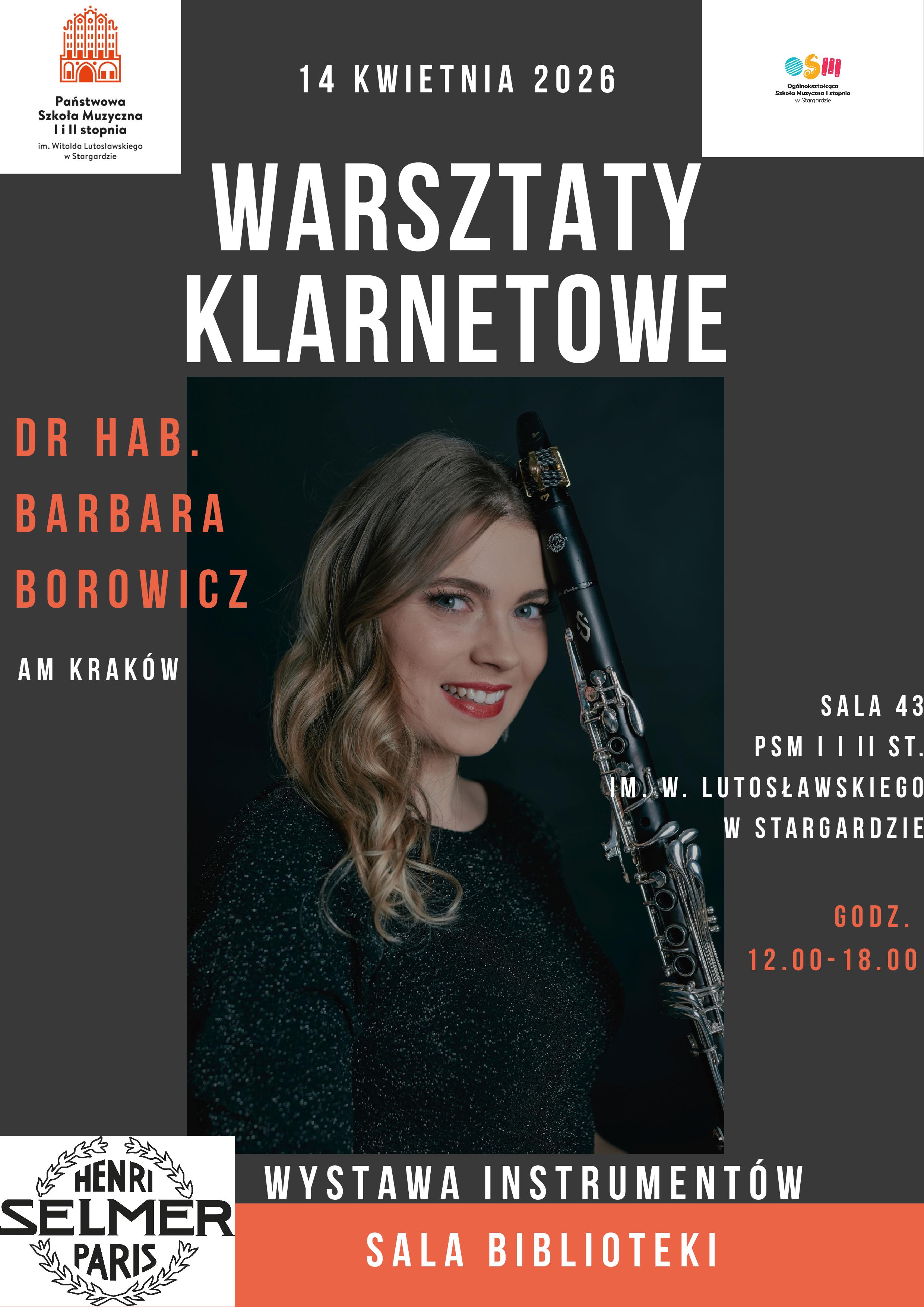Plakat promujący warsztaty klarnetowe z dr hab. Barbarą Borowicz (AM Kraków), które odbędą się 14.04.2026, utrzymany jest w eleganckiej, grafitowej kolorystyce. W jego centralnej części znajduje się fotografia artystki – uchwyconej w lekkim półprofilu, z klarnetem opartym o czoło. Dr hab. Barbara Borowicz promiennie się uśmiecha, a jej długie, lekko falowane włosy swobodnie opadają na ramiona. Ubrana jest w czarny, subtelnie połyskujący sweter. Dolna część plakatu zawiera informację o towarzyszącej wydarzeniu wystawie instrumentów firmy Henri Selmer Paris, która odbędzie się w bibliotece szkoły. Całość dopełniają rozmieszczone wokół treści informacyjne w kolorach białym i ceglastym.