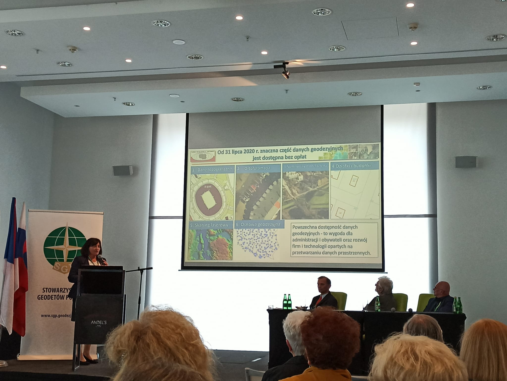  Na zdjęciu Alicja Kulka, p.o. Główny Geodeta Kraju prezentuje zagadnienia dotyczące działań GUGiK podczas pandemii