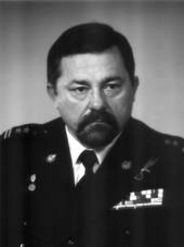 Zdjęcie portretowe czarno białe byłego Komendanta Powiatowego Straży Pożarnej w Lublińcu podpułkownika Karola Pieśniaka w mundurze galowym w latach od 1973 do 1992.