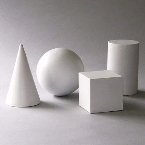 Zdjęcie kompozycji przestrzennej z białych brył geometrycznych (stożek, kula, sześciań, walec), oświetlonych światłem punktowym padającym z lewej strony, rzucających cień z prawej strony.
