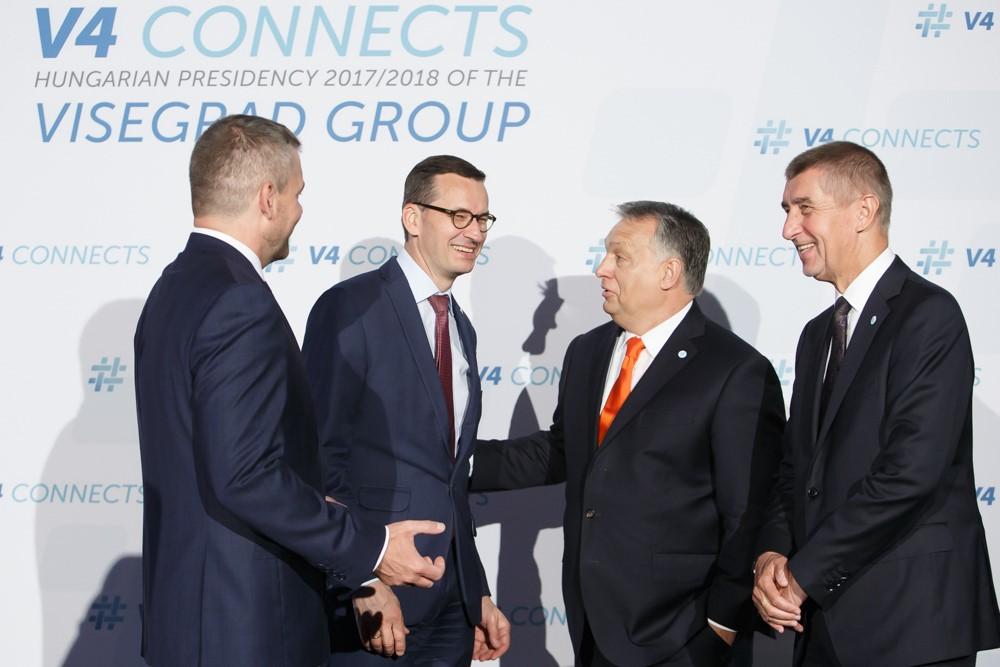 Premierzy Grupy Wyszehradzkiej na ściance V4.