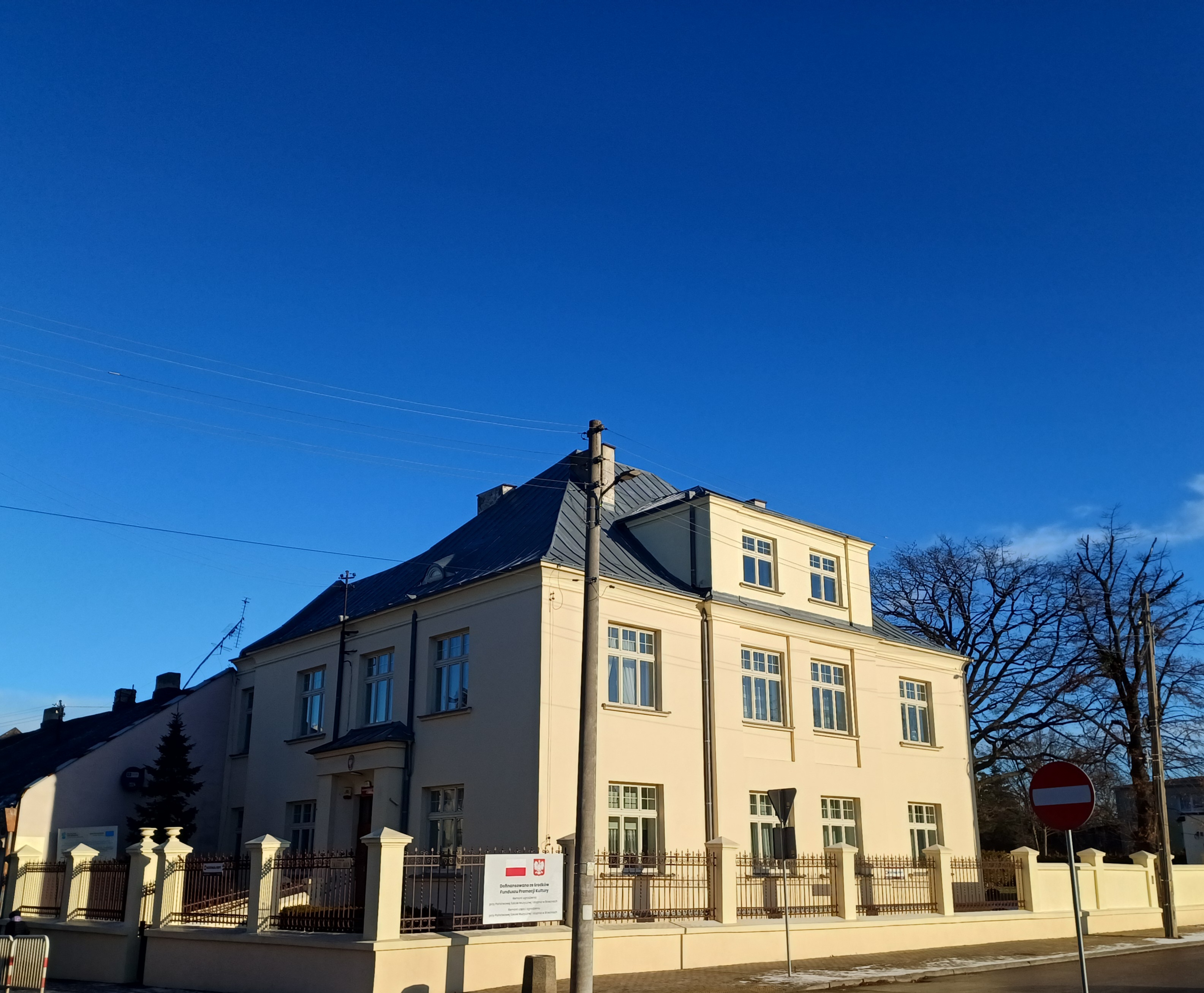 Zdjęcie przedstawia budynek Państwowej szkoły Muzycznej I stopnia w Brzezinach