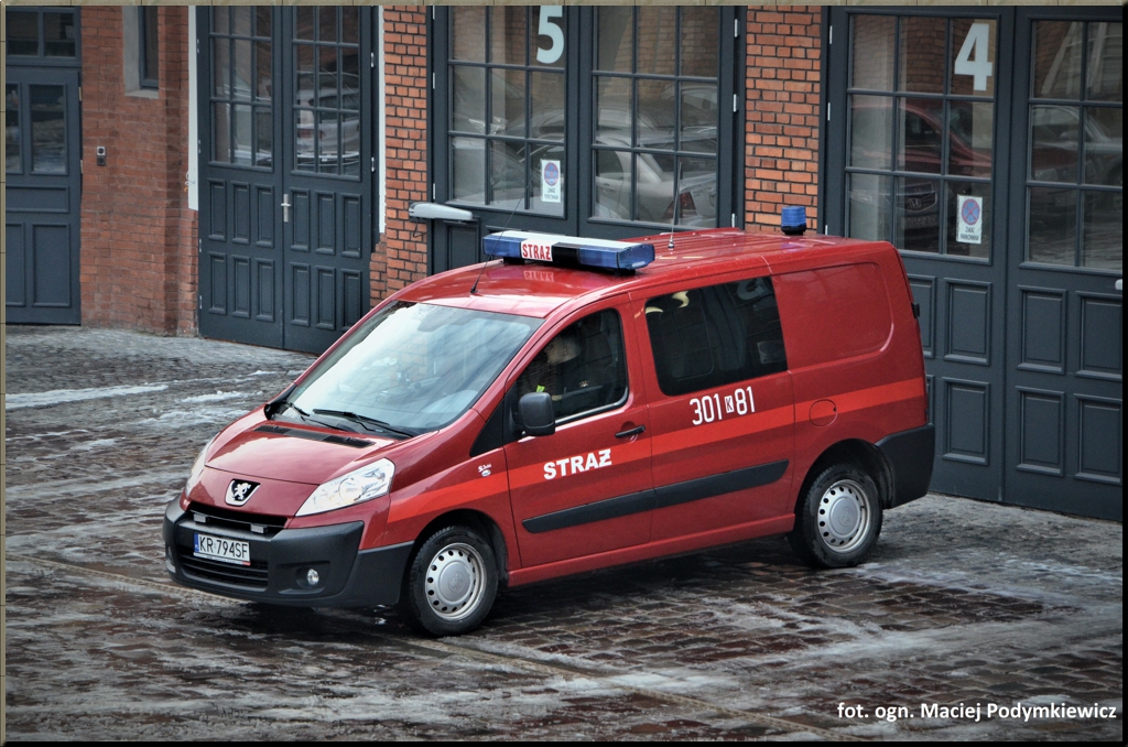 Zdjęcie przedstawia widok samochodu na tle garaży JRG 1