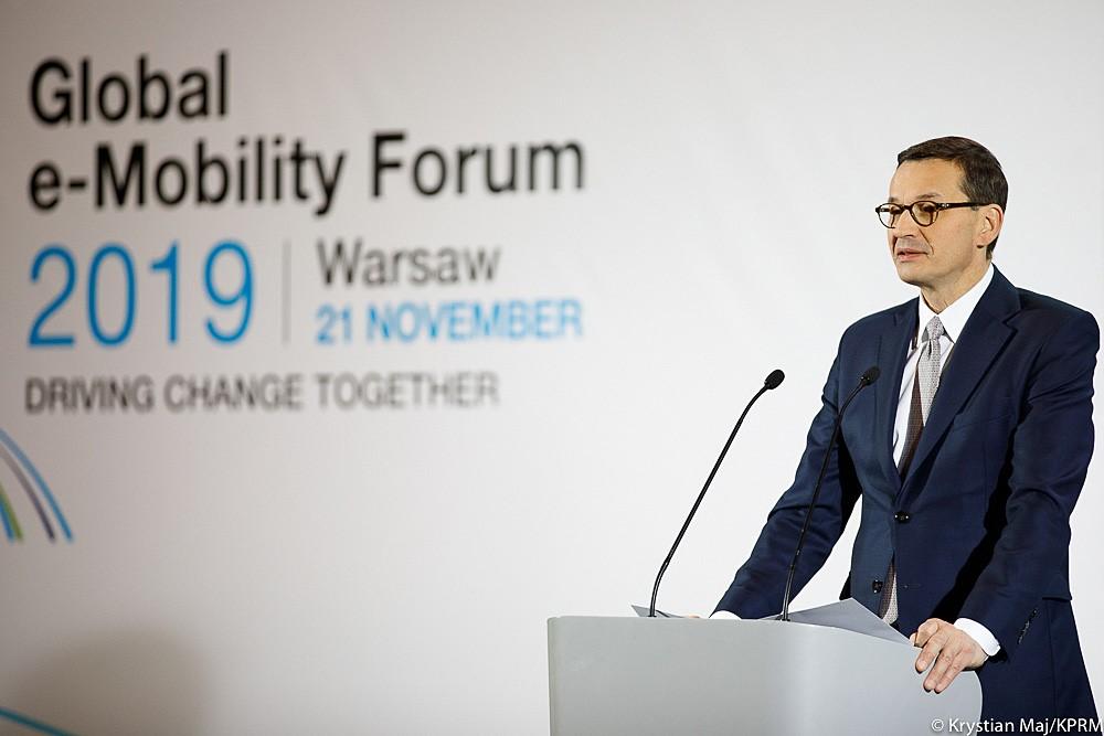 Premier przy mównicy, a w tle ścianka Global e-Mobility Forum.